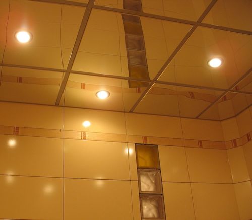 Плитка с зеркальным эффектом на потолке